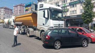 Tır, şerit değiştirmek isteyen otomobili metrelerce sürükledi