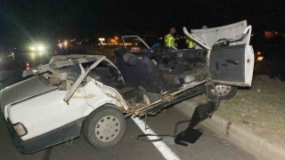 Tıra arkadan çarpan otomobilin tavanı koptu: 1 ağır yaralı