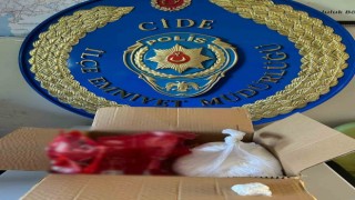 Toz şekerinin içerisine saklanan uyuşturucu polisin dikkatinden kaçmadı