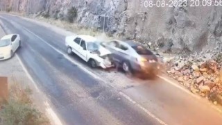 Trafik kazası güvenlik kamerasına yansıdı