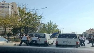 Trafikte tekmeli tokatlı kavga kamerada