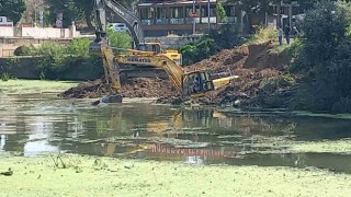 Tunca Nehrindeki kirliliği temizleyen iş makinaları balçıkta mahsur kaldı
