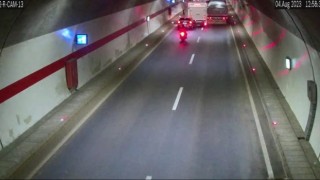 Tünel içinde hatalı sollama yapan kamyon kazaya sebeb oldu, o anlar tünel kameralarına yansıdı