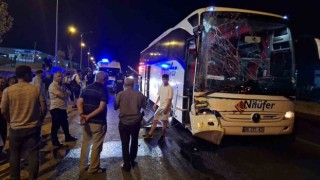 Turgutluda yolcu otobüsü TIRa arkadan çarptı: 3 yaralı