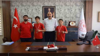 Türkiye üçüncüsü olan boksörleri makamında ağırladı