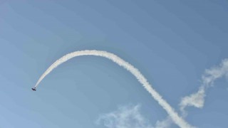 Türkiyenin ilk kadın akrobasi pilotu ve yerli uçağımız Hürkuş izleyenleri mest etti