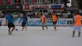 Tuzdan sahada futbol maçı yaptılar