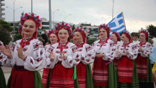 Uluslararası dansçılardan kortej yürüyüşü