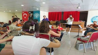 Ünlü hocaların eşliğinde konsere hazırlanıyorlar