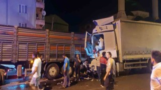 Uşakta kamyon tıra arkadan çarptı: 1 yaralı