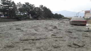 Üzümlüde sel zarara yol açtı