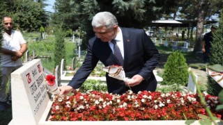 Vali Aslanın ilk ziyareti şehitlik oldu