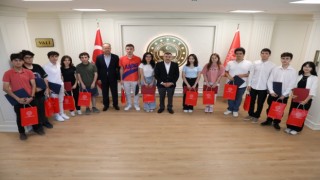 Vali Atay başarılı öğrencileri ödüllendirdi