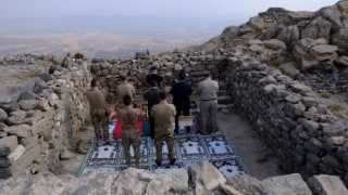 Vali Atay, Cudi dağında namaz kılıp dua etti