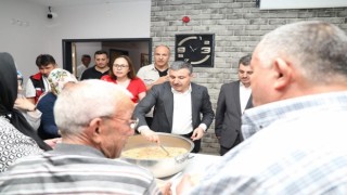 Vali Cevdet Atay huzurevi sakinlerine aşure ikram etti