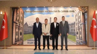 Vali Çiftçi İHA ekibini kabul etti