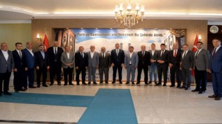 Vali Çiftçiye ziyaretçi akını