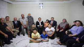 Vali Eldivan şehit ailesini ziyaret etti