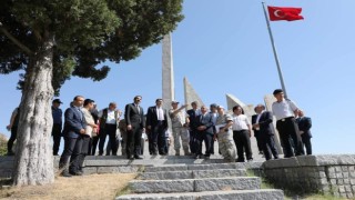 Vali Işın, Dumlupınarda müze ve şehitlikleri ziyaret etti
