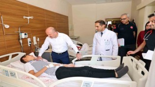 Vali Varoldan hastalara ‘geçmiş olsun ziyareti