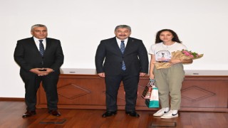 Vali Yılmaz YKS’de başarılı olan öğrencileri ödüllendirdi.