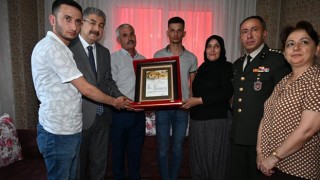 Vali Yılmaz, Şehit Cinkara’nın ailesini ziyaret etti