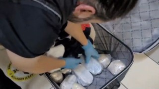 Valizden uyuşturucu fışkırdı
