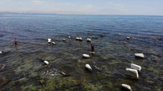 Van Gölünde sular çekildi, asırlık toplu mezar alanı ortaya çıktı