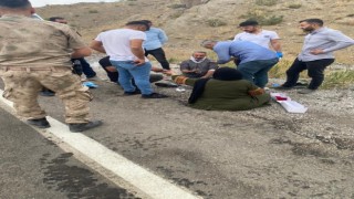 Vanda Irak plakalı otomobil kaza yaptı: 4 yaralı