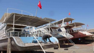 Vanlı balıkçılar teknelerini kış sezonuna hazırlıyor