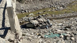 Virajı alamayan otomobil köprüden uçtu: 2 yaralı