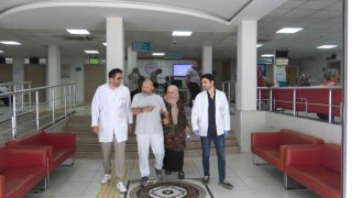 Yatalak geldiği hastaneden yürüyerek çıktı