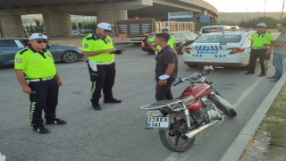 Yatarak motosiklet süren sürücüye ceza