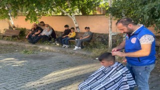 Yaylaları dolaşıp çocukları ücretsiz tıraş ediyorlar