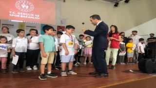 Yaz okulunda eğitim alan çocuklara başarı belgesi verildi