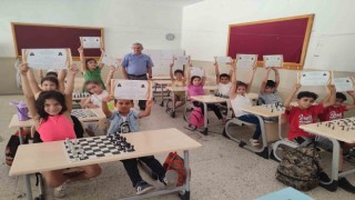 Yaz tatilini satranç öğrenerek geçirdiler