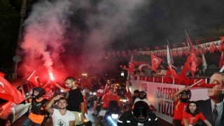 Yenişehirliler zaferin coşkusunu sokaklara taşıdı