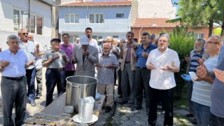 Muhtar organize etti, mahallede yüzlerce kişiye aşure dağıtıldı