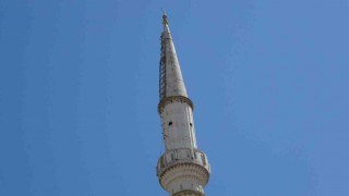 Yıkılan caminin minaresindeki hilali almak için her gece minareye tırmanıyor