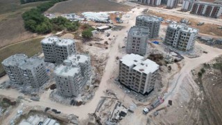 Adana'da deprem konutları aşırı sıcaklara rağmen devam ediyor