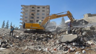 Yıkım esnasında iş makinesi enkaz altında kaldı