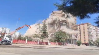 Yıkımı devam eden ağır hasarlı apartman ortadan ikiye ayrıldı