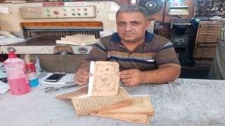 Yıpranmış Kuran-ı Kerimleri aşkla onarıyor