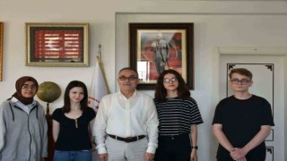 YKSde dereceye giren öğrencileri makamında ağırladı