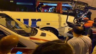 Yolcu otobüsü kamyona arkadan çarptı, 4 kişi hastanelik oldu