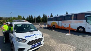 Yolcu otobüsünün altında kalan motosikletlinin ayağı koptu