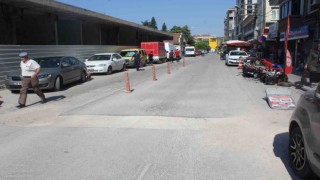 Yoldaki bu çukur 2 aydır kapatılmayı bekliyor