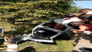 Yoldan çıkan otomobilin şarampole uçmaması için vatandaşlar tuttu