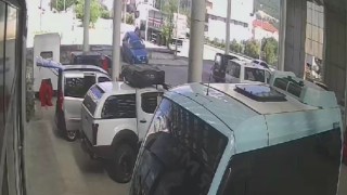 Yolu şaşıran sürücü merdivenlerden indi