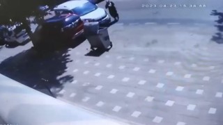 Yolun karşısına geçerken hafif ticari araç çarptı